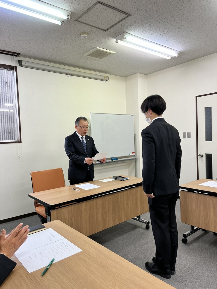 入社式及び辞令伝達式の開催の写真